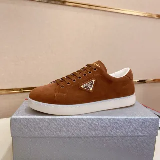 Prada Marrón Blanco Ante Superior Placa Logo Triangular Metal Lifestyle Sneakers