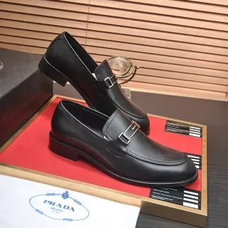 Prada لوفر أسود جلدي حزام برودة