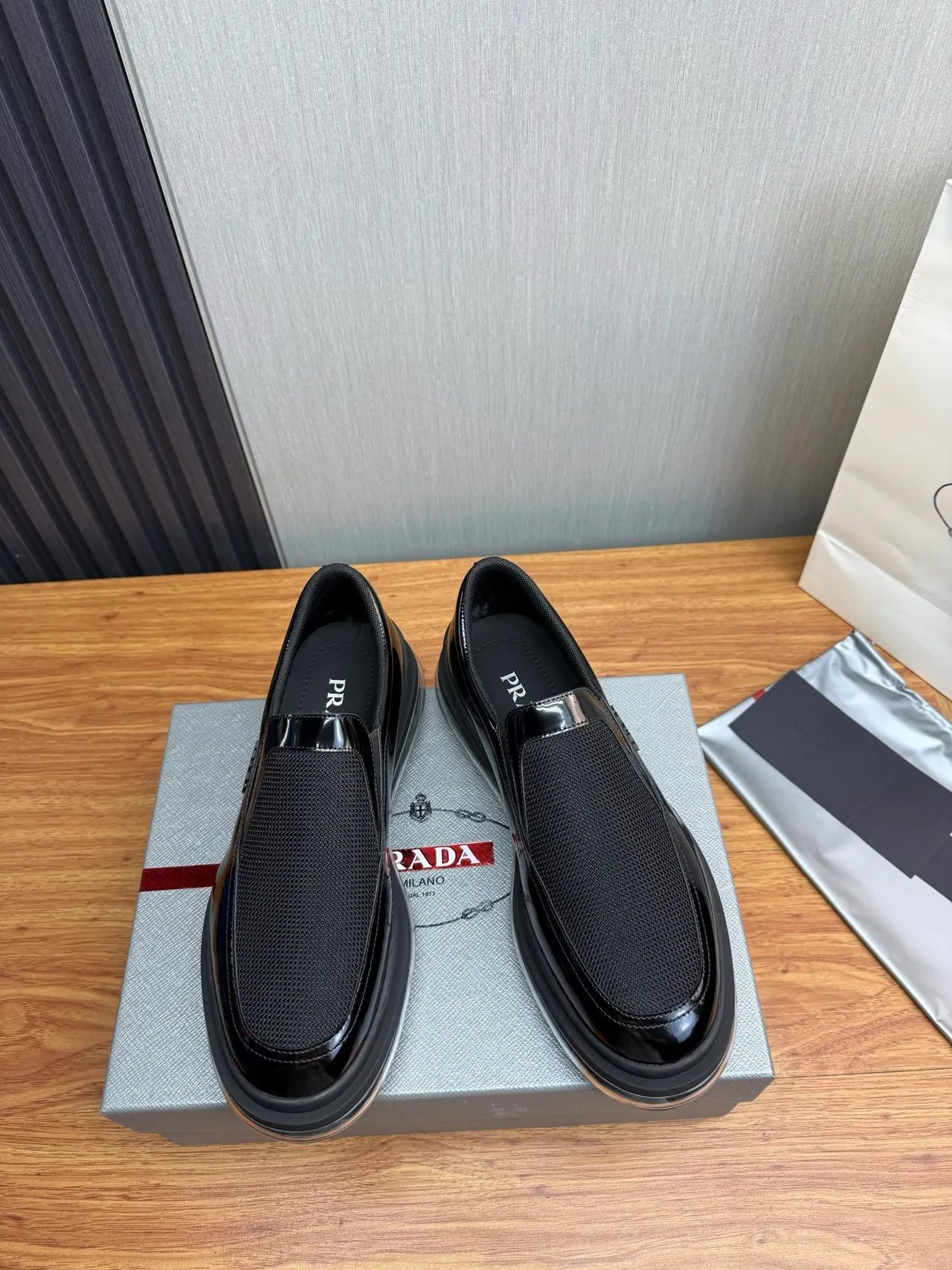 Prada Cloudbust কালো পেটেন্ট এবং মেশ লোফার্স 2
