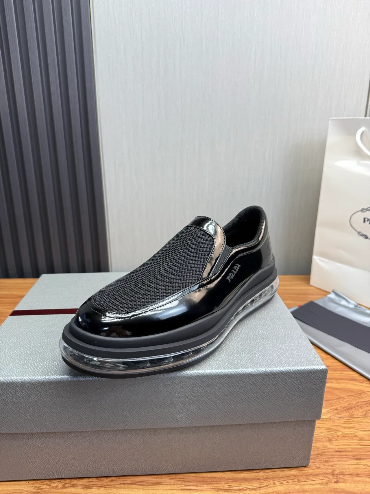 Prada Cloudbust কালো পেটেন্ট এবং মেশ লোফার্স 3
