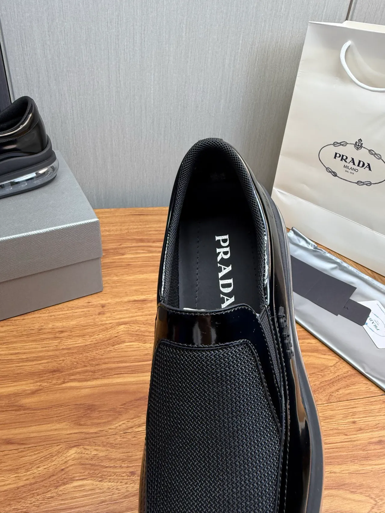 Prada Cloudbust কালো পেটেন্ট এবং মেশ লোফার্স 9