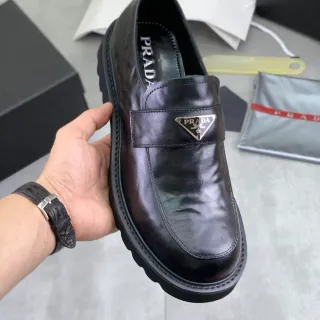Prada Cloudbust काला चांदी रंग का चमड़ा स्लिप-ऑन Logo-Plaque Vamp लोअफर