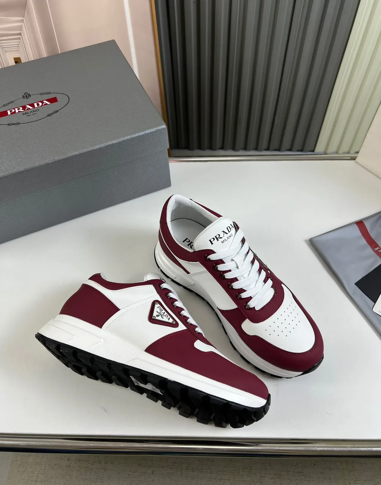 Prada Cloudbust Bordeaux et Blanc Sneakers Lifestyle 5