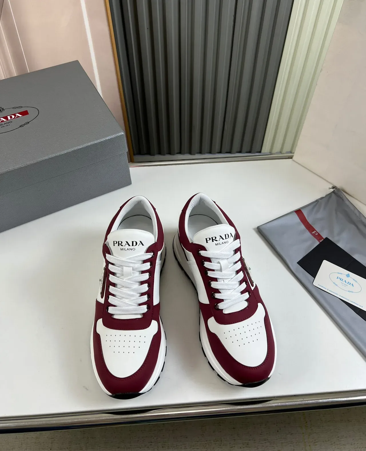 Prada Cloudbust Bordeaux et Blanc Sneakers Lifestyle 9