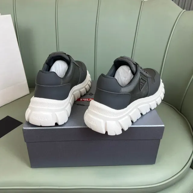 Prada Cloudbust ग्रे व्हाइट चंकी सोल मिक्स्ड मटेरियल अपर लाइफस्टाइल स्नीकर 3