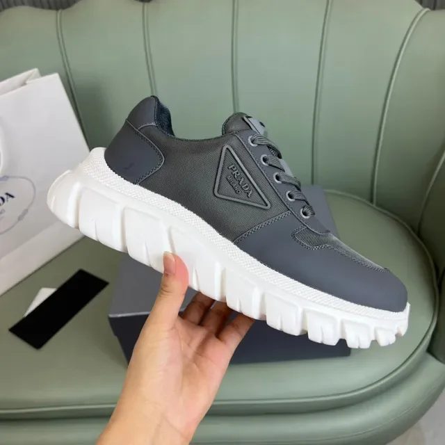 Prada Cloudbust ग्रे व्हाइट चंकी सोल मिक्स्ड मटेरियल अपर लाइफस्टाइल स्नीकर 4