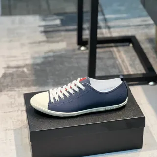 Prada Cloudbust नेवी व्हाइट लो-टॉप मिनिमलिस्ट लाइफस्टाइल स्नीकर