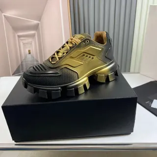 Prada Cloudbust Runner काली और सुनहरी चंकी स्नीकर