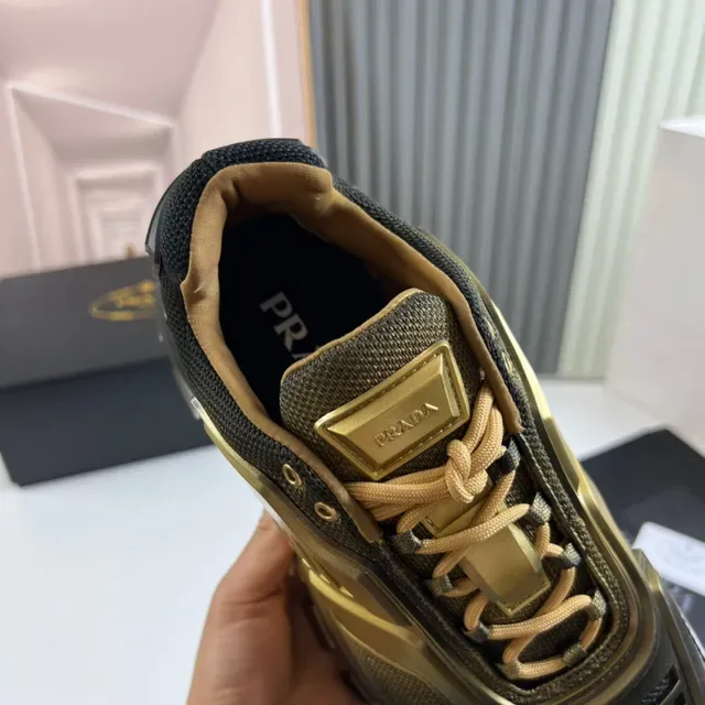 Prada Cloudbust Runner काली और सुनहरी चंकी स्नीकर 3
