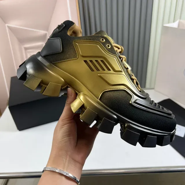Prada Cloudbust Runner काली और सुनहरी चंकी स्नीकर 4