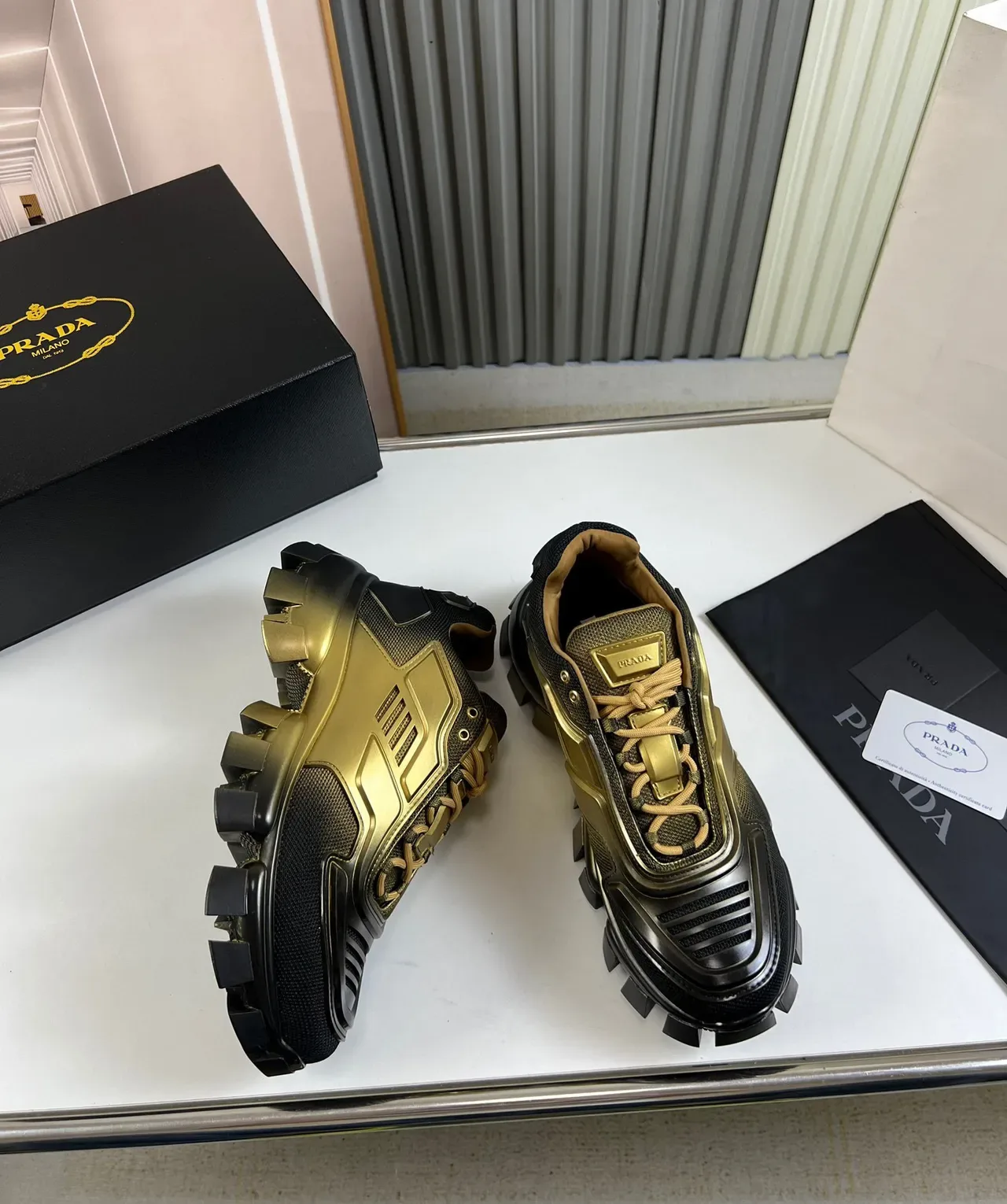 Prada Cloudbust Runner काली और सुनहरी चंकी स्नीकर 5