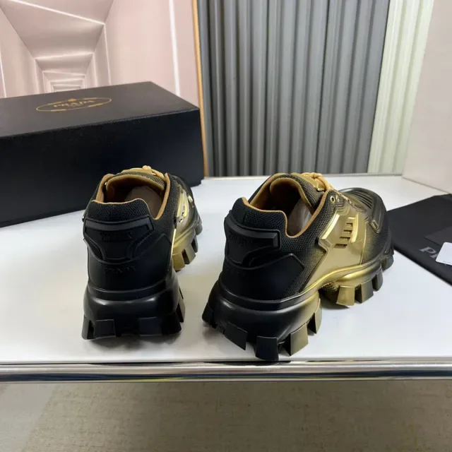 Prada Cloudbust Runner काली और सुनहरी चंकी स्नीकर 6