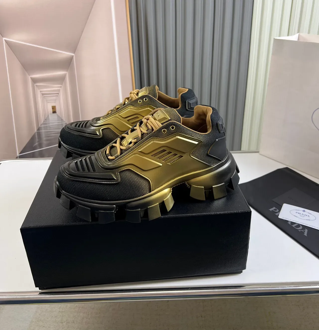 Prada Cloudbust Runner काली और सुनहरी चंकी स्नीकर 8