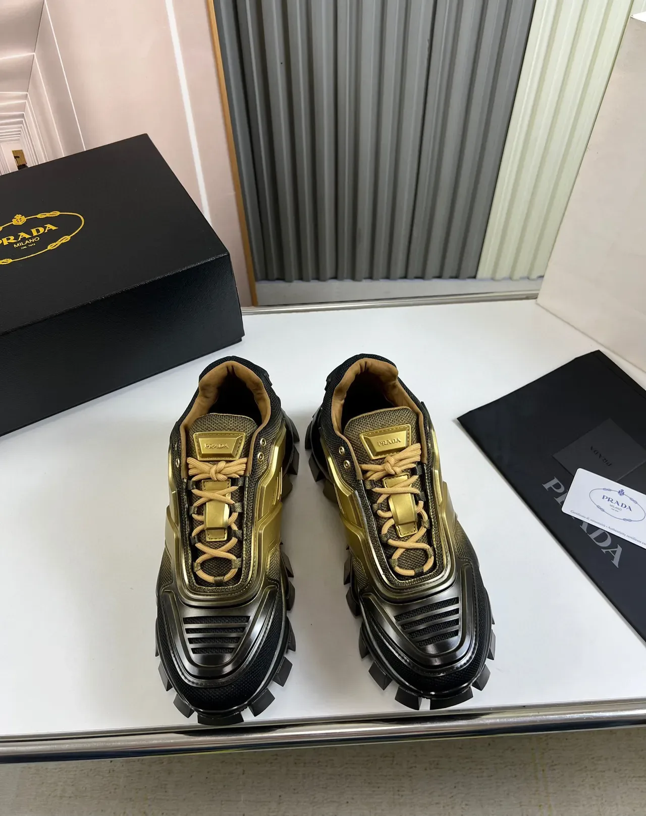 Prada Cloudbust Runner काली और सुनहरी चंकी स्नीकर 9