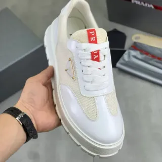 Prada Cloudbust सफेद और बेज चंकी स्नीकर