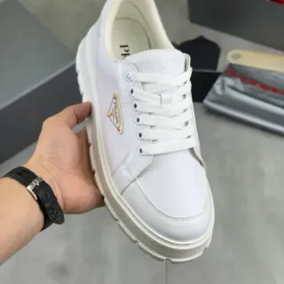 Prada Cloudbust Tênis de couro branco plataforma lifestyle