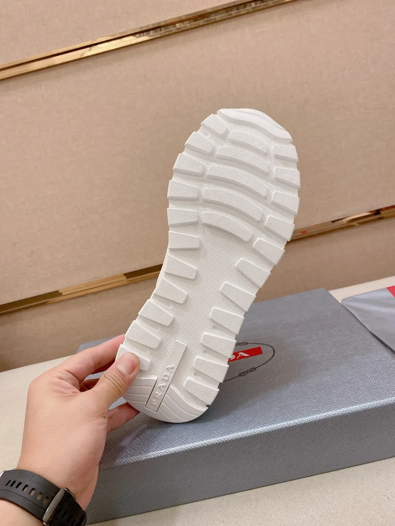 Prada Cloudbust 白色压纹皮革生活方式运动鞋 2