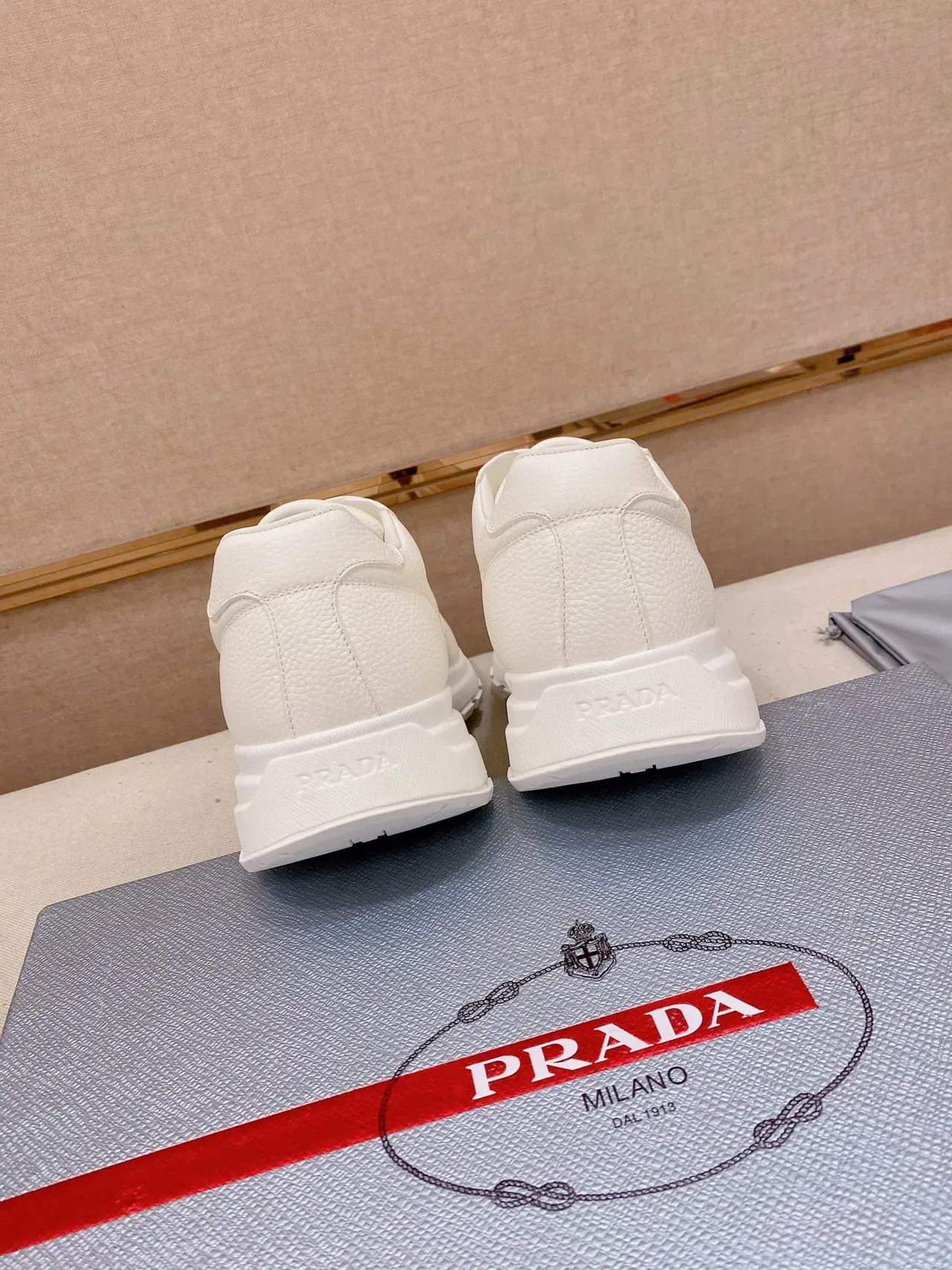 Prada Cloudbust 白色压纹皮革生活方式运动鞋 3