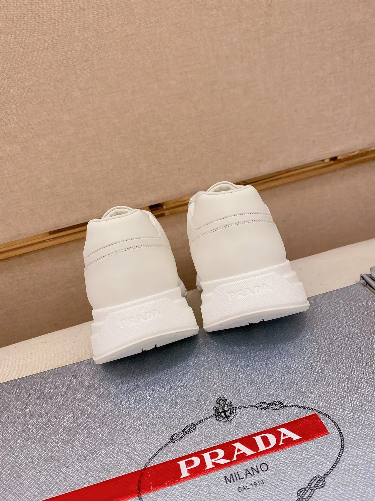 Prada Cloudbust 白色绗缝生活方式运动鞋 3