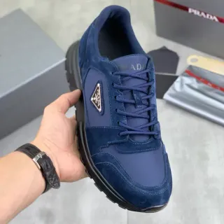 Prada 海军黑麂皮尼龙鞋面 三角金属 Logo 徽章 生活方式运动鞋