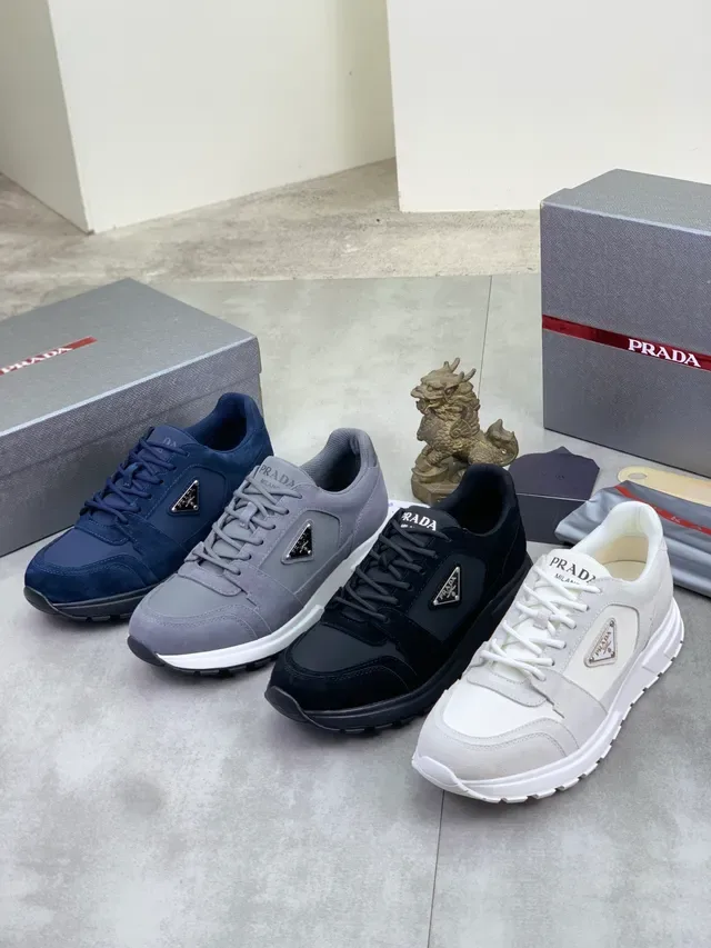 Prada Sneakers Lifestyle Noir Marine Daim et Nylon Plaque Logo Métallique Triangulaire 2