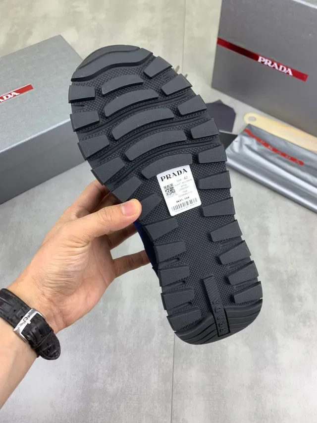Prada Sneakers Lifestyle Noir Marine Daim et Nylon Plaque Logo Métallique Triangulaire 3