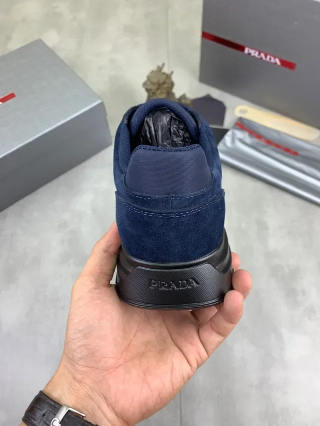 Prada Sneakers Lifestyle Noir Marine Daim et Nylon Plaque Logo Métallique Triangulaire 4