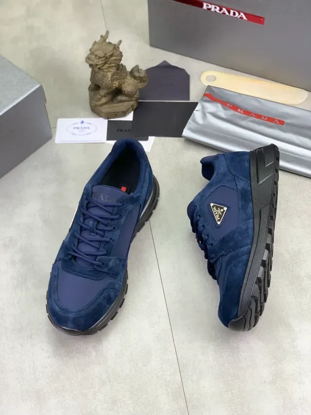 Prada Sneakers Lifestyle Noir Marine Daim et Nylon Plaque Logo Métallique Triangulaire 5