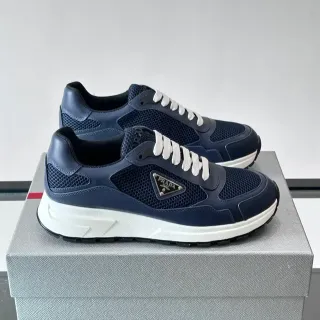 Prada নেভি নীল সাদা জাল এবং চামড়া প্যানেল নির্মাণ ত্রিকোণাকার ধাতব লোগো প্লেট লাইফস্টাইল স্নিকার্স