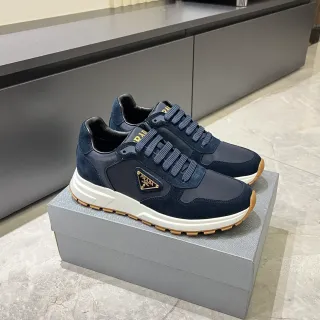 Prada Navy White सूड एंड नायलॉन अपर मिडसोल लाइफस्टाइल स्नीकर