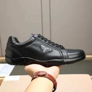 Prada Zapato de Cuero Perforado Negro Casual