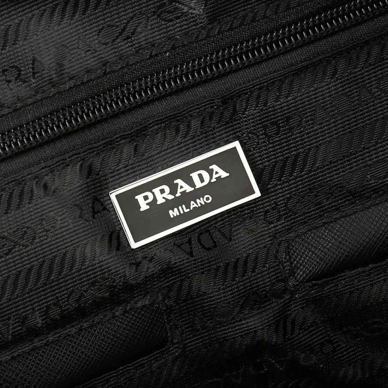 Prada Re-Nylon حقيبة سفر سوداء الجسم مع تقليم جلدي 2