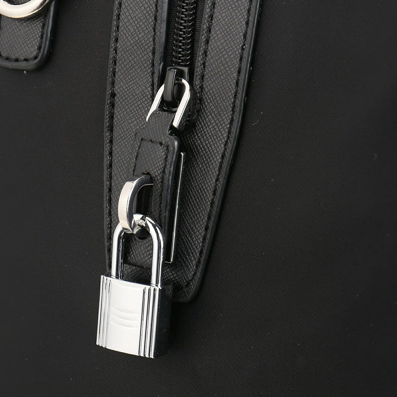 Prada Re-Nylon حقيبة سفر سوداء الجسم مع تقليم جلدي 4