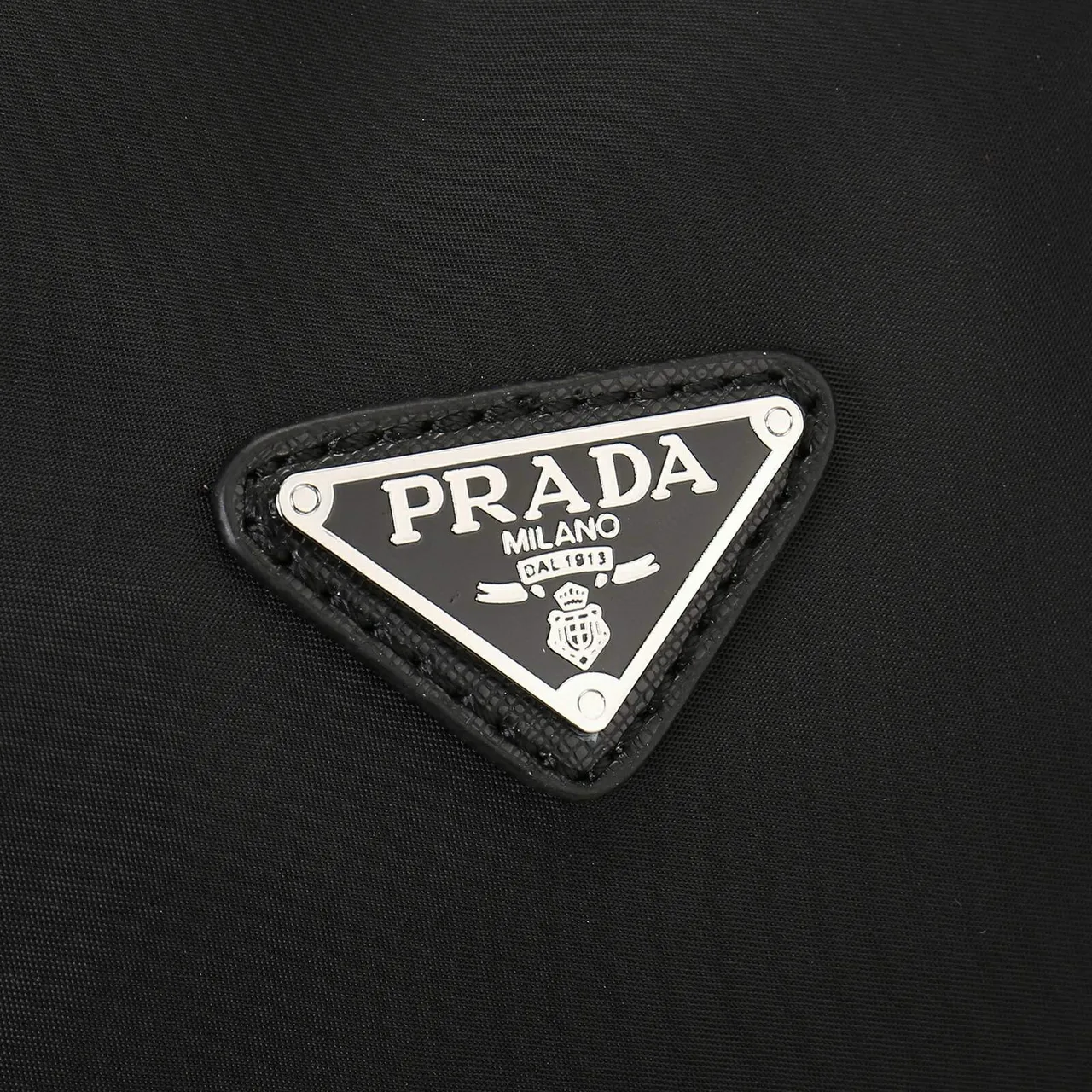 Prada Re-Nylon حقيبة سفر سوداء الجسم مع تقليم جلدي 5