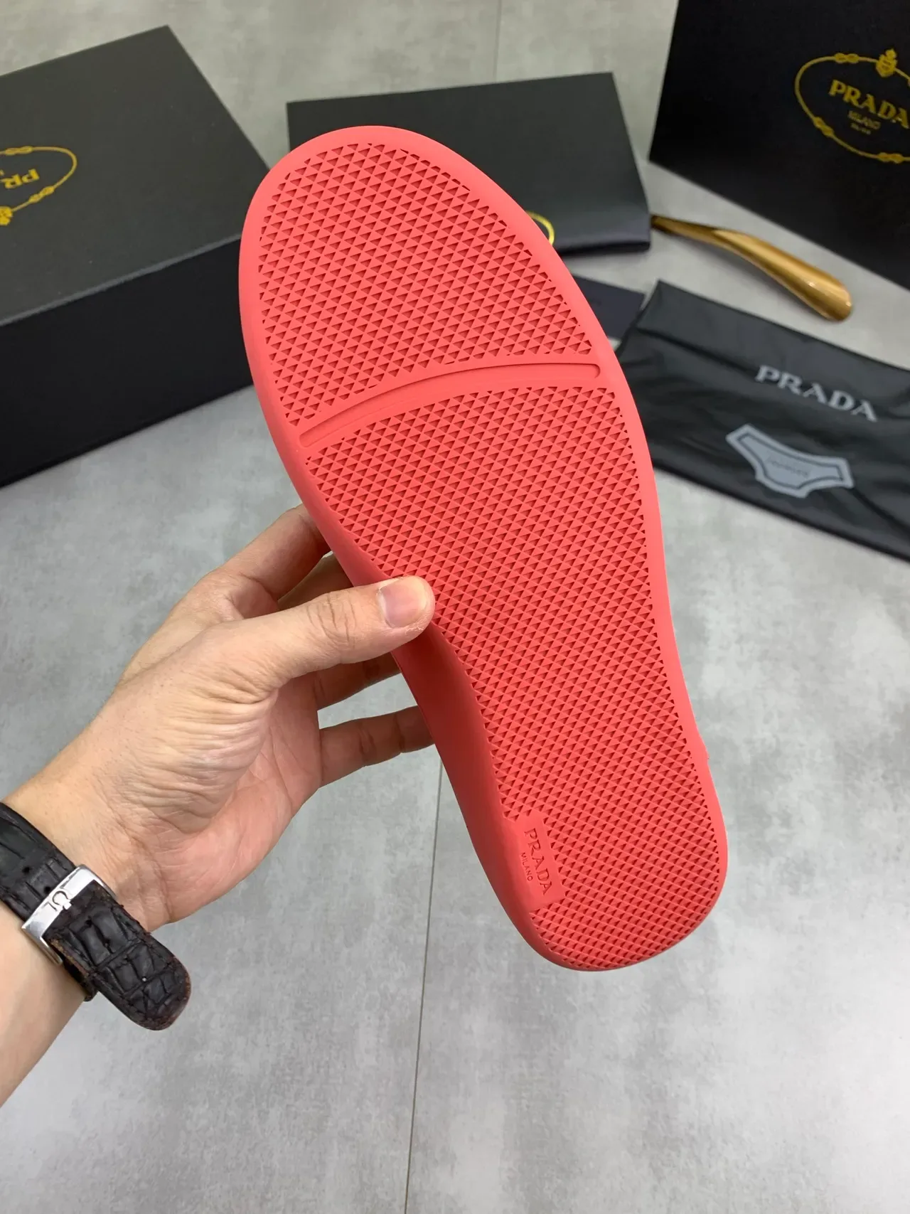 Prada लाल मोनोक्रोम लेदर मिनिमलिस्ट सिल्हूट लाइफस्टाइल स्नीकर 3