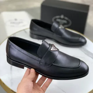 Prada Triangle Logo Strap Loafer काली चमड़े की मेटल लूफर