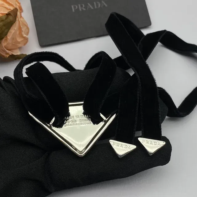 Prada Collier Triangle Noir Or Ruban Velours Pendentif Métal Triangulaire 2