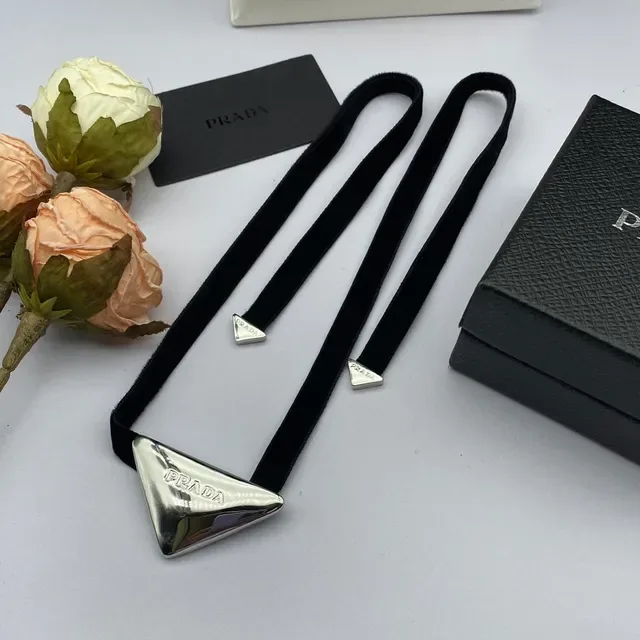 Prada Collier Triangle Noir Or Ruban Velours Pendentif Métal Triangulaire 3