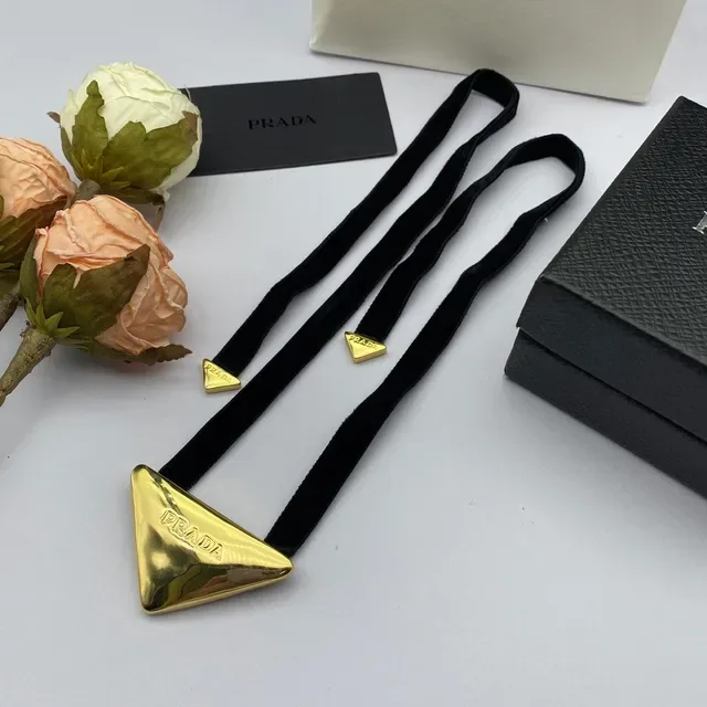 Prada Collier Triangle Noir Or Ruban Velours Pendentif Métal Triangulaire 4