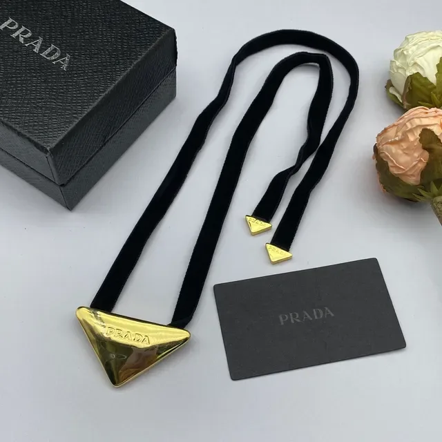 Prada Collier Triangle Noir Or Ruban Velours Pendentif Métal Triangulaire 5