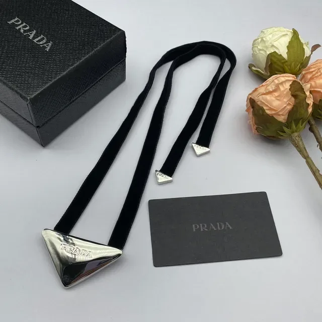 Prada Collier Triangle Noir Or Ruban Velours Pendentif Métal Triangulaire 6