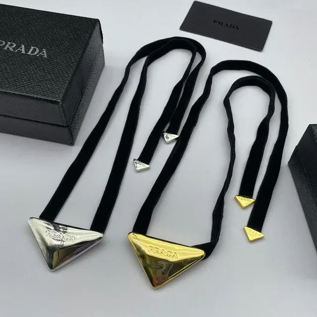 Prada Collier Triangle Noir Or Ruban Velours Pendentif Métal Triangulaire 7