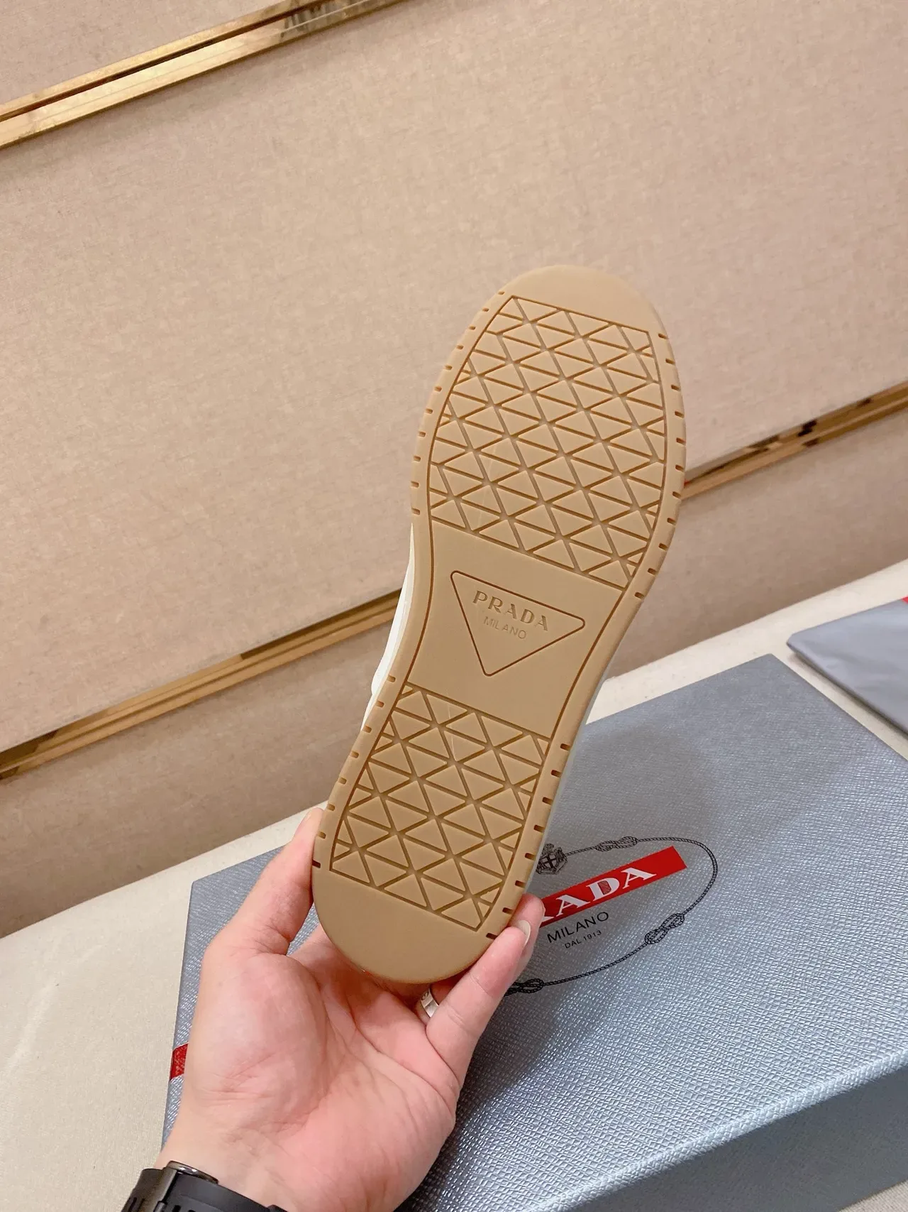 Prada Chaussures Lifestyle Blancs Beige Cuir Supérieur Perforé Toe Cap 2
