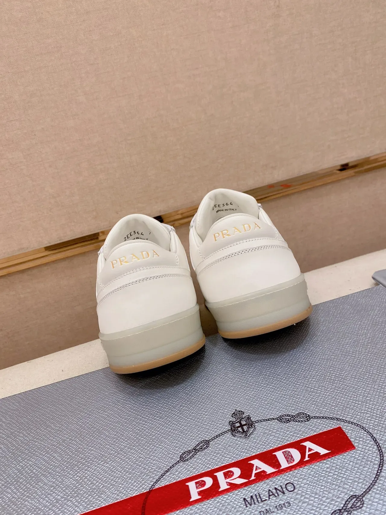 Prada Chaussures Lifestyle Blancs Beige Cuir Supérieur Perforé Toe Cap 3
