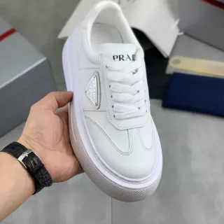 Prada 白色皮革 三角金属标志 生活方式运动鞋