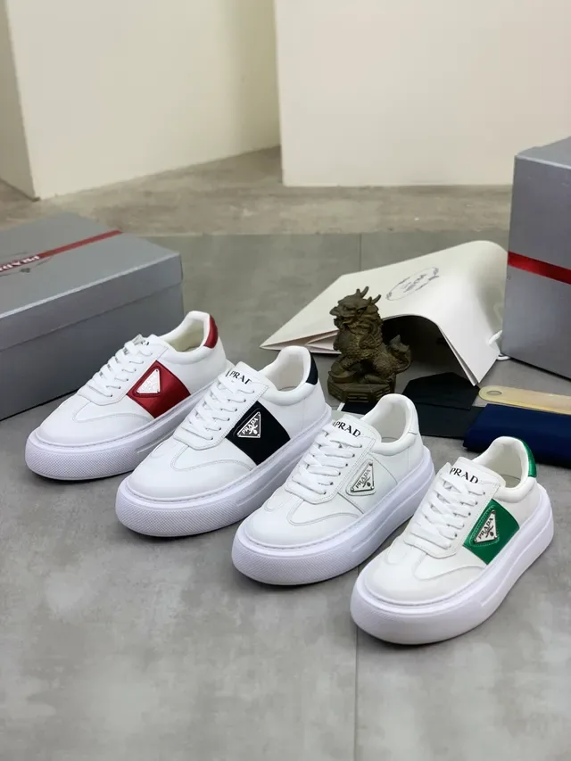 Prada 白色皮革 三角金属标志 生活方式运动鞋 2