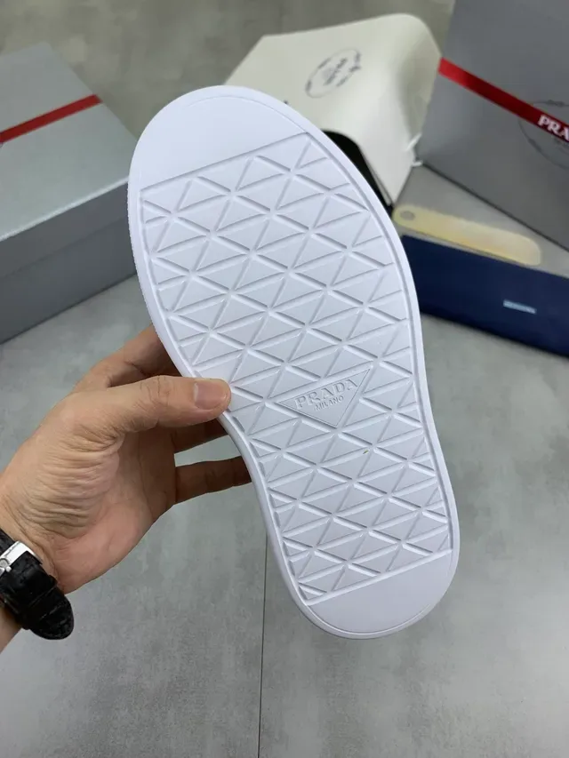 Prada 白色皮革 三角金属标志 生活方式运动鞋 3