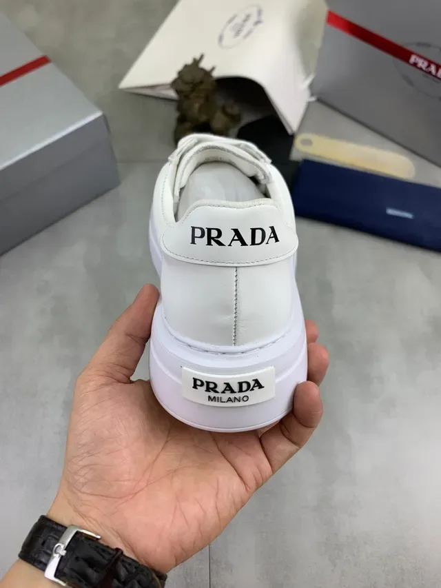 Prada 白色皮革 三角金属标志 生活方式运动鞋 4