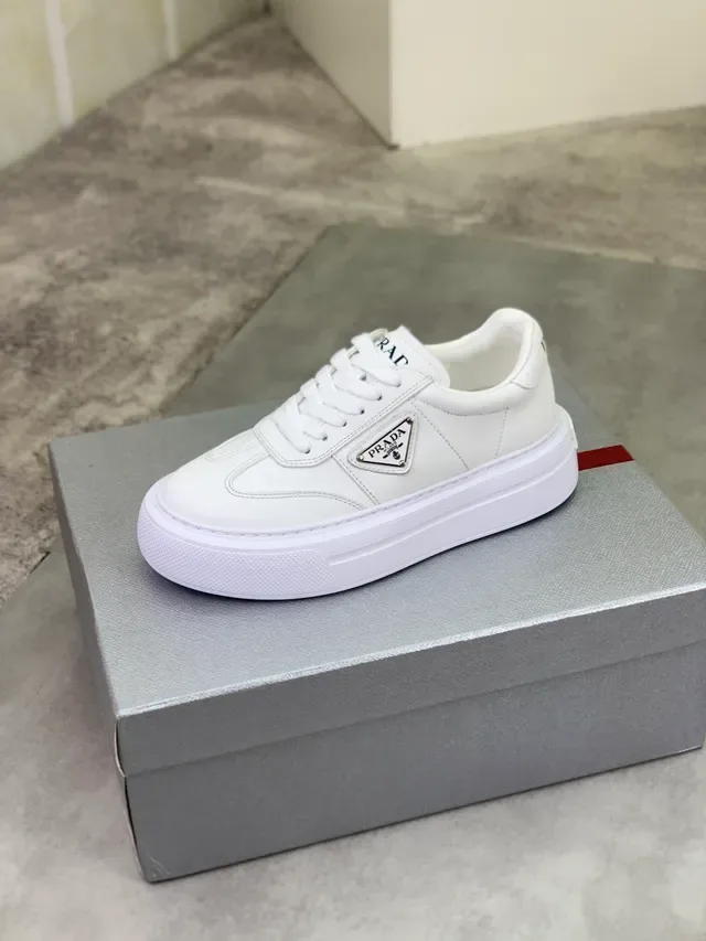Prada 白色皮革 三角金属标志 生活方式运动鞋 5