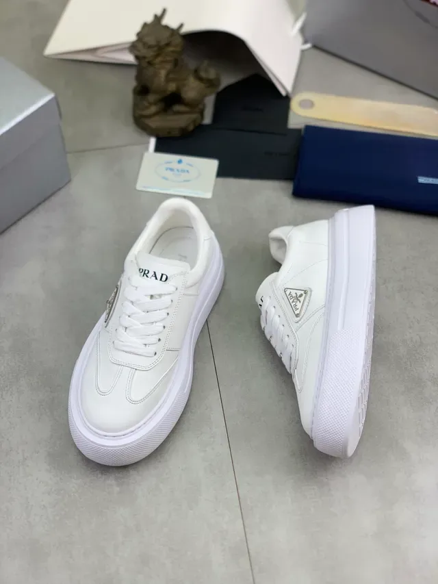 Prada 白色皮革 三角金属标志 生活方式运动鞋 6